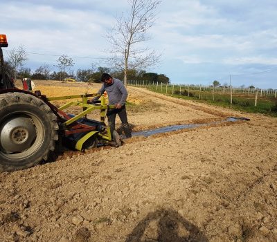 Pose D'un Paillage Via Un Tracteur Gers